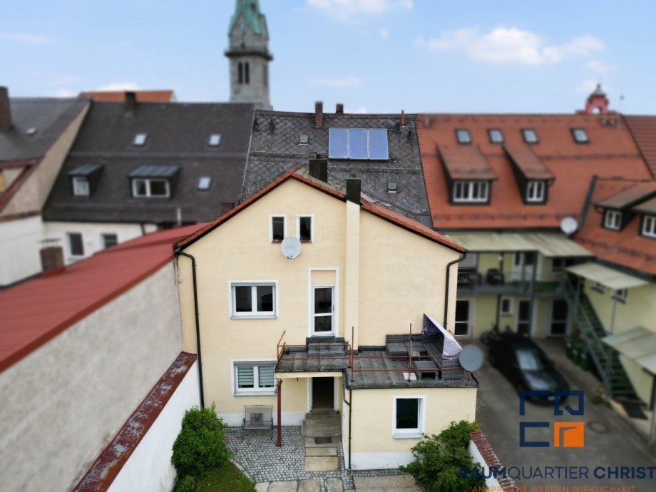 Drohnenaufnahme Garagenseite Mehrfamilienhaus Erbendorf