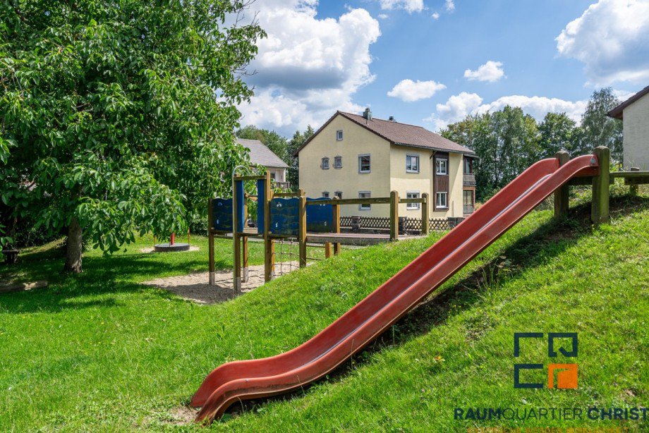 Au�enansicht mit Kinderspielplatz Zweifamilienhaus Wiesau