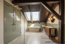 Badezimmer Wohnen �ber den D�chern - modernes Dachgeschoss im kernsanierten Renaissancehaus